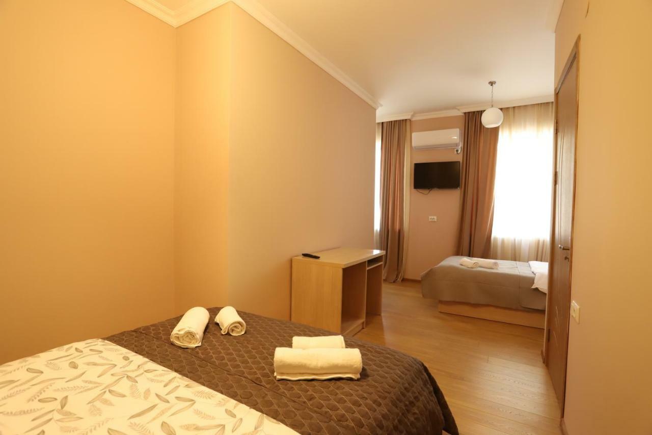 Hotel Hollywood Кутаиси Екстериор снимка