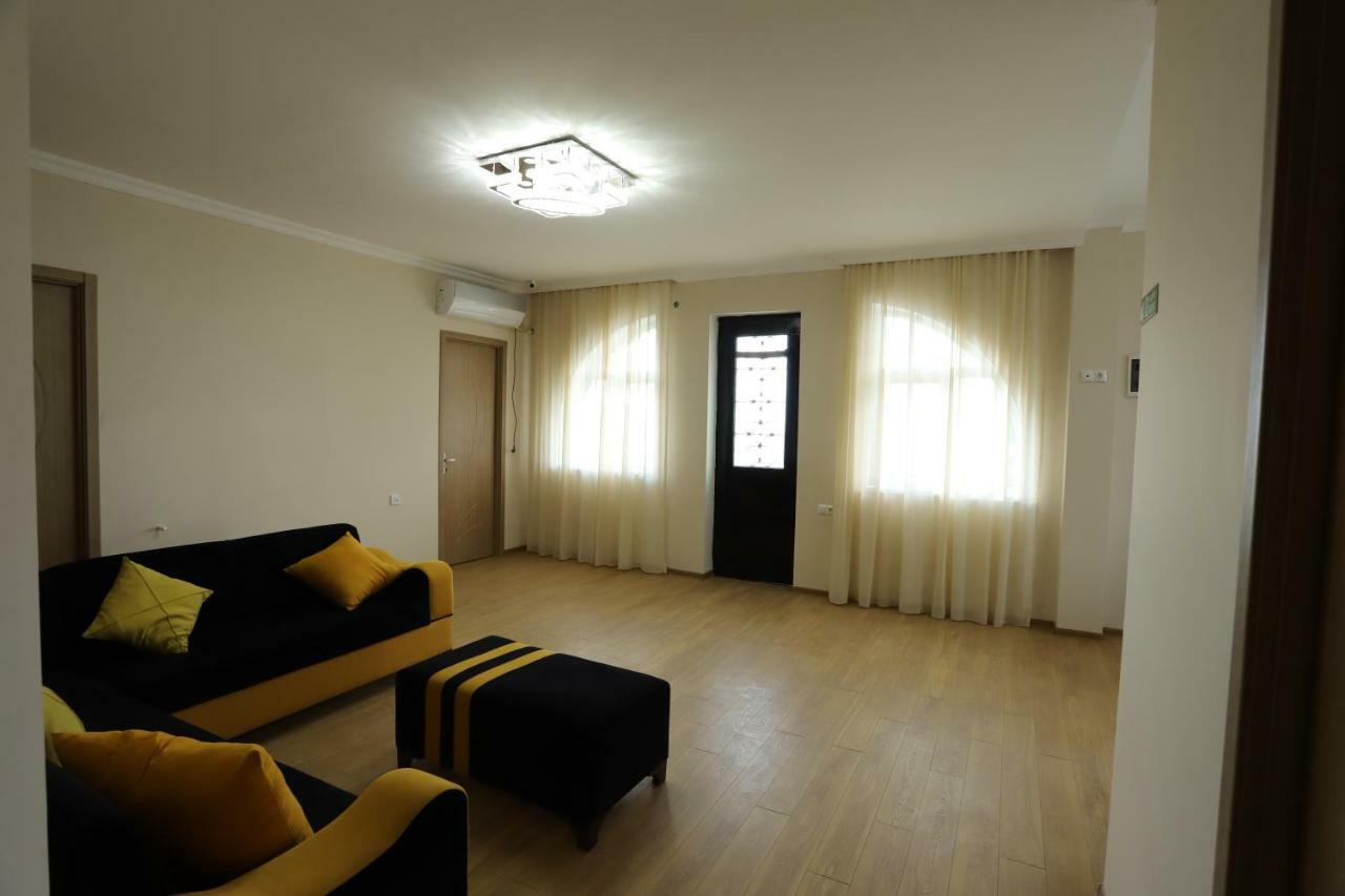 Hotel Hollywood Кутаиси Екстериор снимка