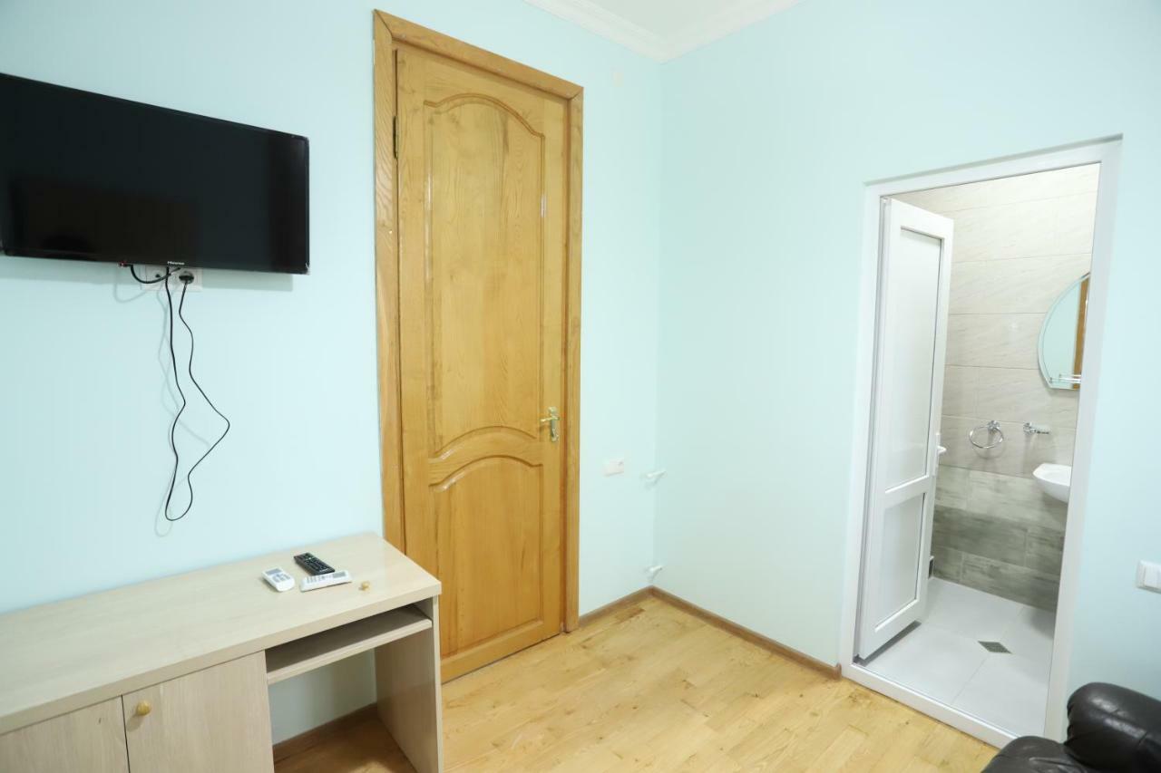 Hotel Hollywood Кутаиси Екстериор снимка