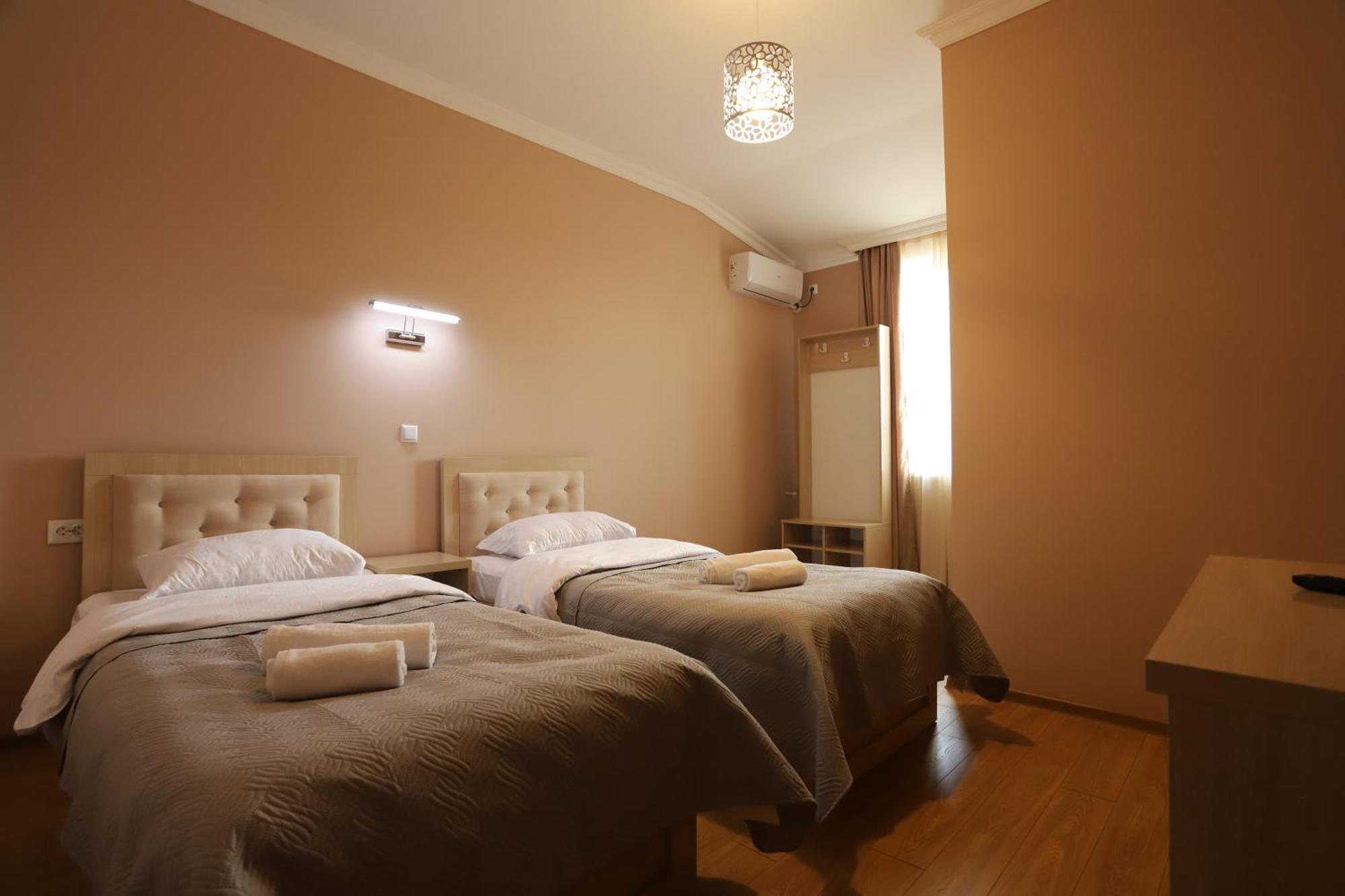 Hotel Hollywood Кутаиси Екстериор снимка