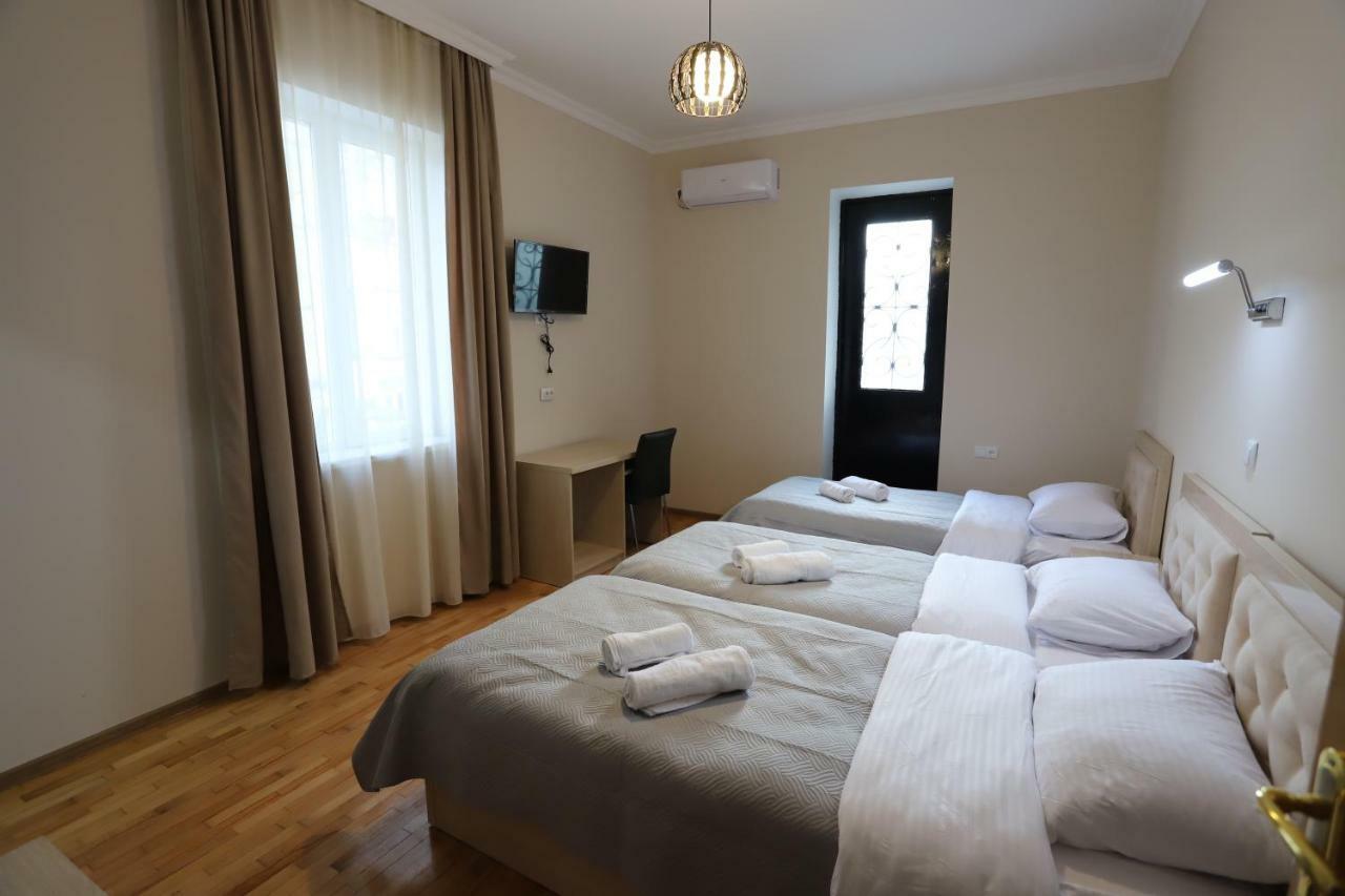 Hotel Hollywood Кутаиси Екстериор снимка