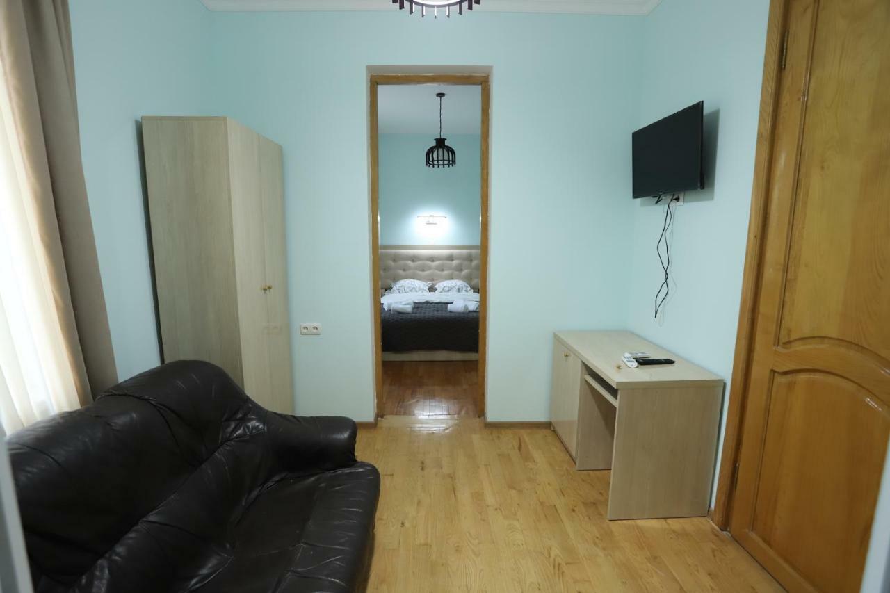 Hotel Hollywood Кутаиси Екстериор снимка