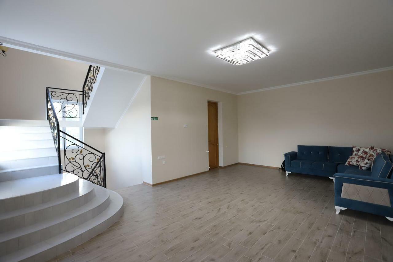 Hotel Hollywood Кутаиси Екстериор снимка